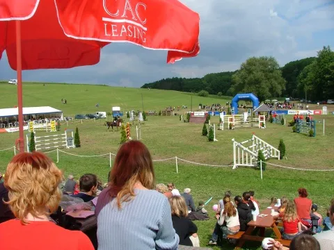 Travnaté kolbiště během závodů