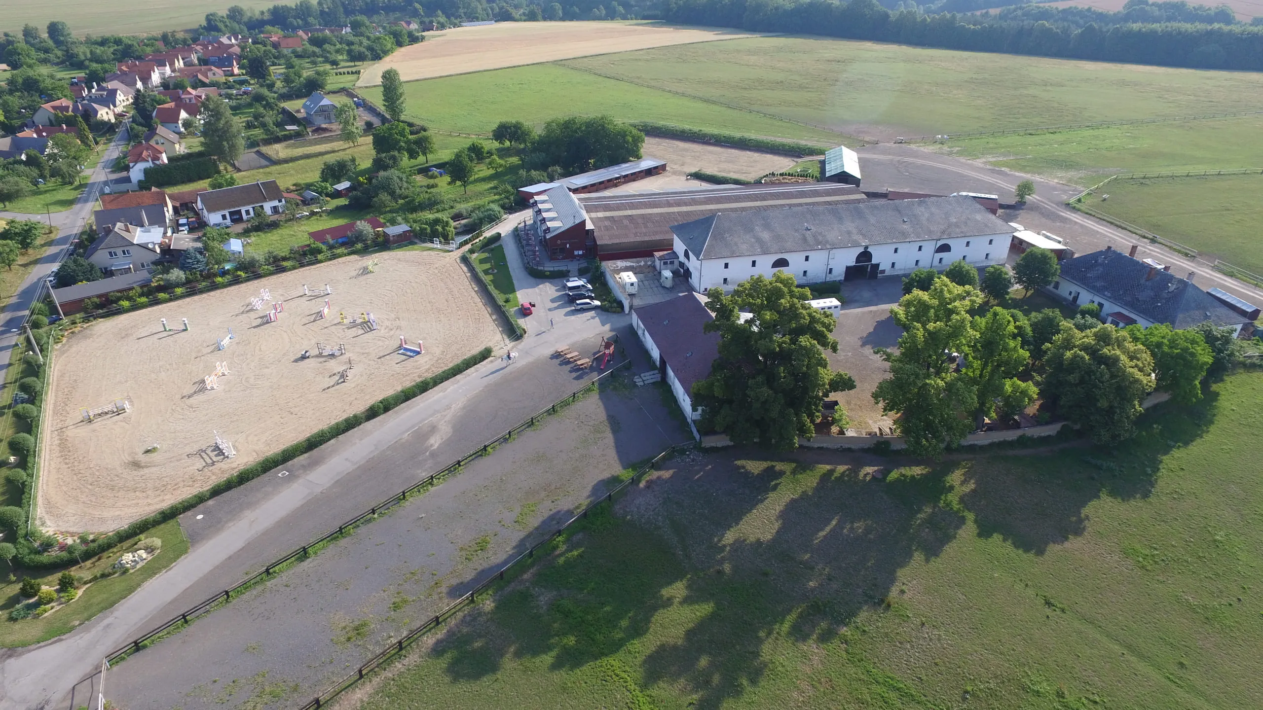 Letecký pohled na jezdecký areál Jízdárna Suchá u Litomyšle