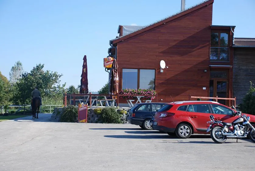 Budovy areálu Jízdárna Suchá s parkovištěm