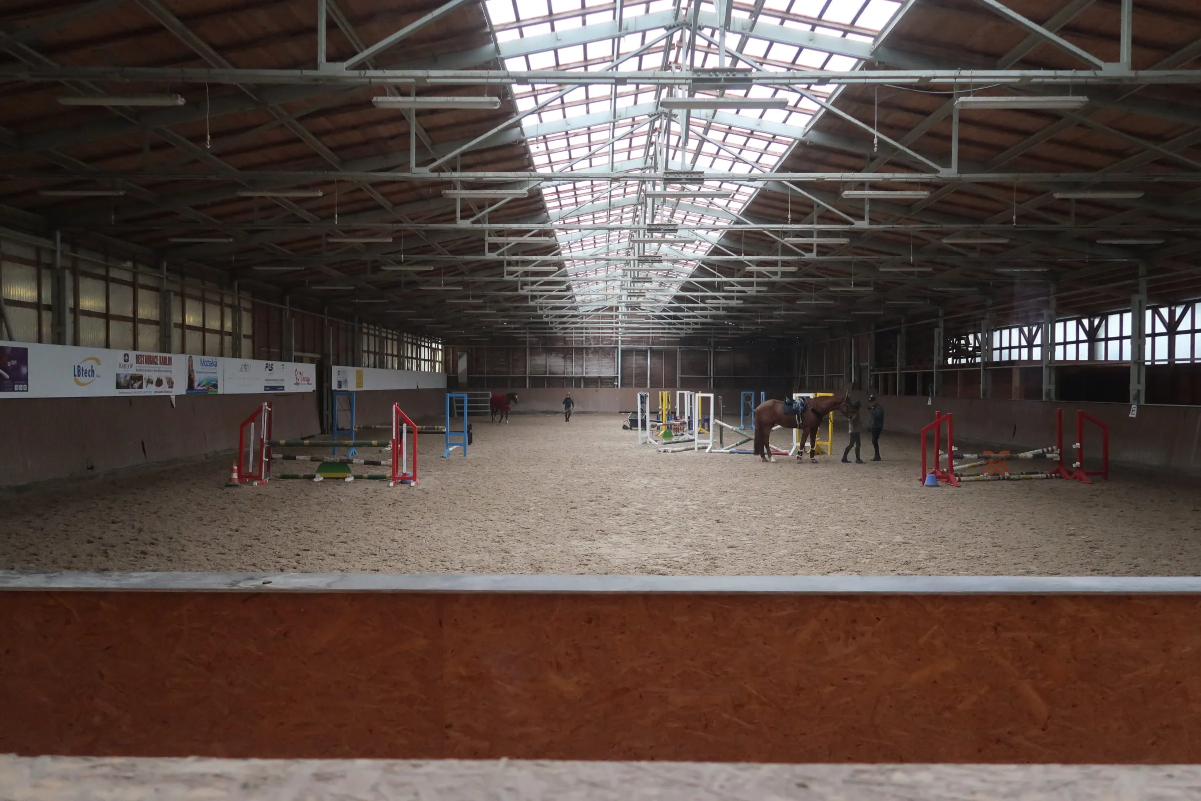 Krytá jízdárna 23 × 66 m