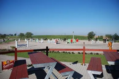 Venkovní kolbiště s parkurovými překážkami