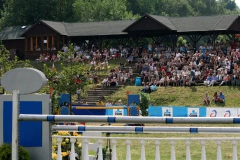 Zaplněné tribuny u kolbiště