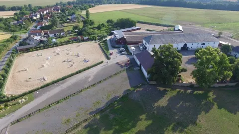 Letecký pohled na kolbiště a stáje
